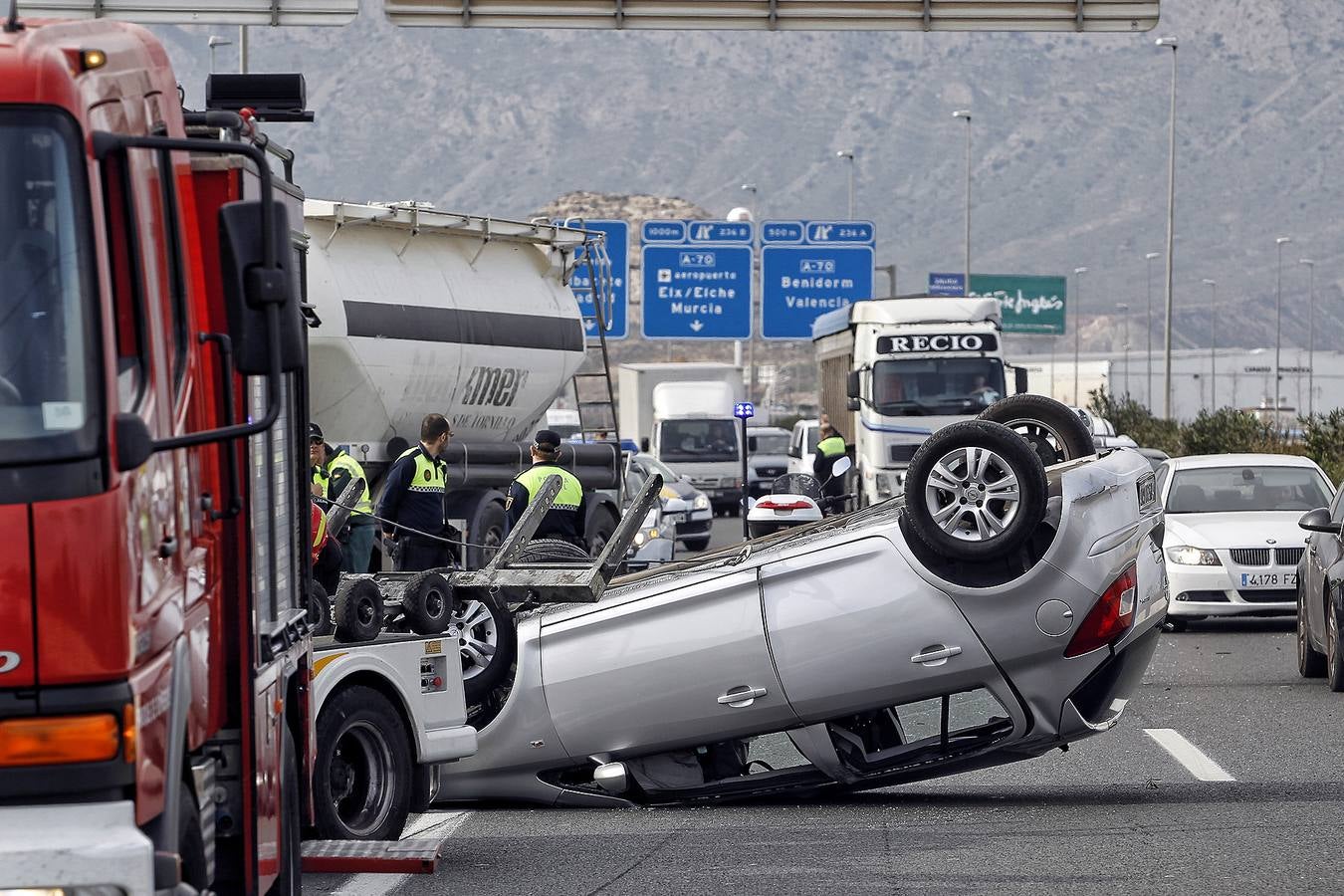 Un accidente provoca el vuelco de dos vehículos en la A-31 en Alicante