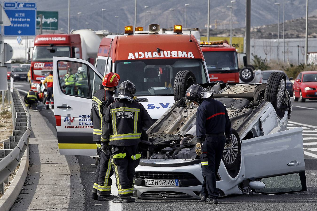 Un accidente provoca el vuelco de dos vehículos en la A-31 en Alicante