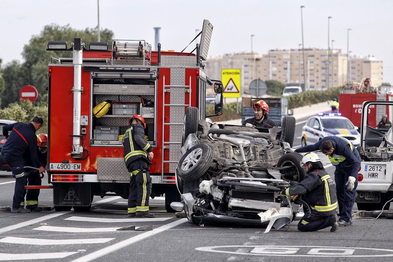 Un accidente provoca el vuelco de dos vehículos en la A-31 en Alicante