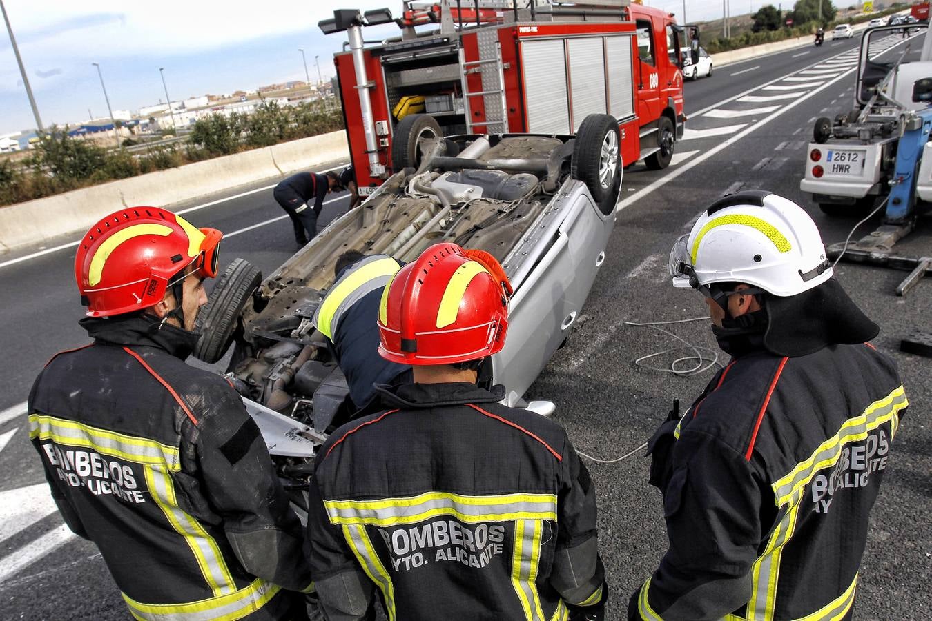 Un accidente provoca el vuelco de dos vehículos en la A-31 en Alicante