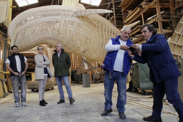 Una beluga de 9 metros de madera coronará expositor de Ocenaogràfic en Fitur