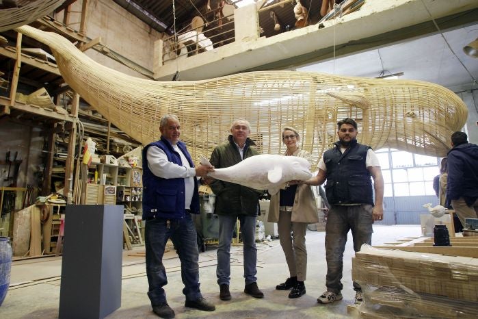 Una beluga de 9 metros de madera coronará expositor de Ocenaogràfic en Fitur