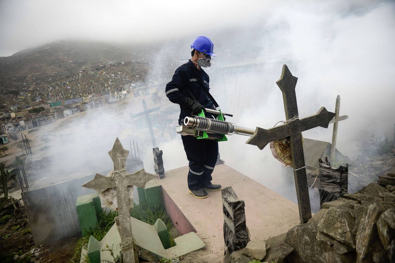 Así se fumiga un cementerio en Perú