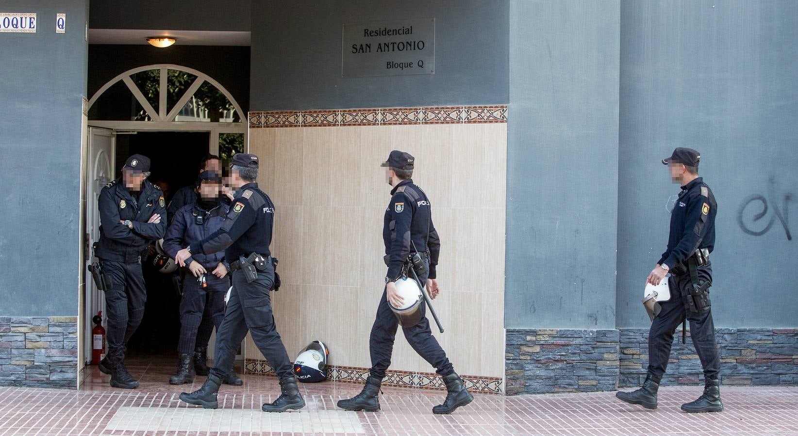 Un hombre se atrinchera con un cuchillo en su vivienda de Colonia de Santa Isabel