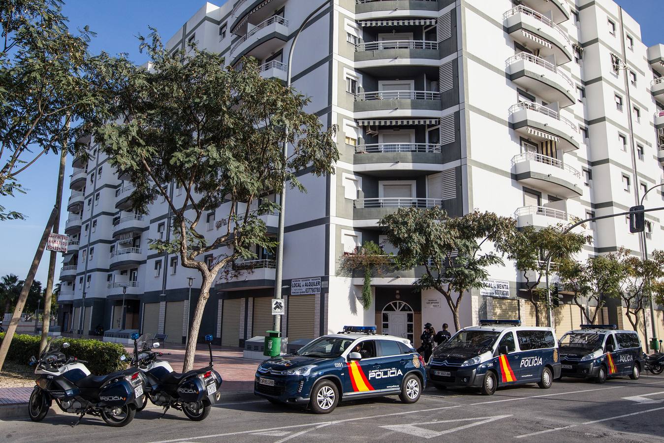 Un hombre se atrinchera con un cuchillo en su vivienda de Colonia de Santa Isabel