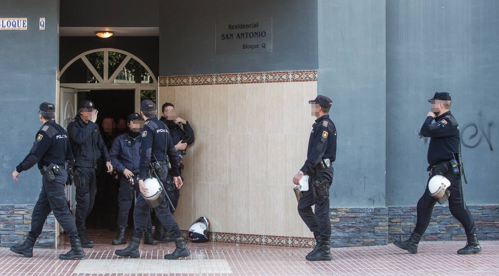 Un hombre se atrinchera con un cuchillo en su vivienda de Colonia de Santa Isabel