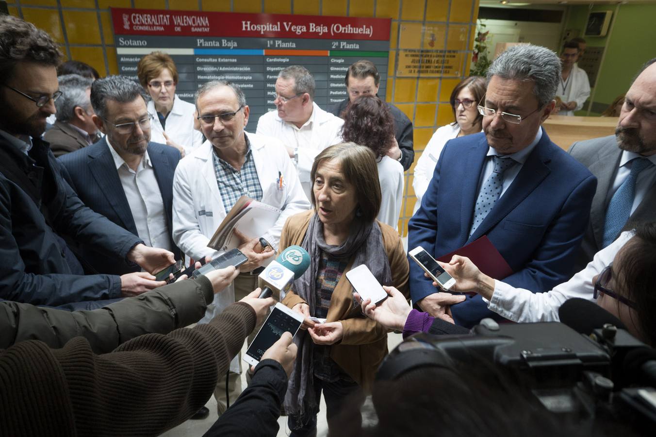 La secretaria autonómica, Dolores Salas, visita el Hospital de la Vega Baja por la ampliación de Urgencias