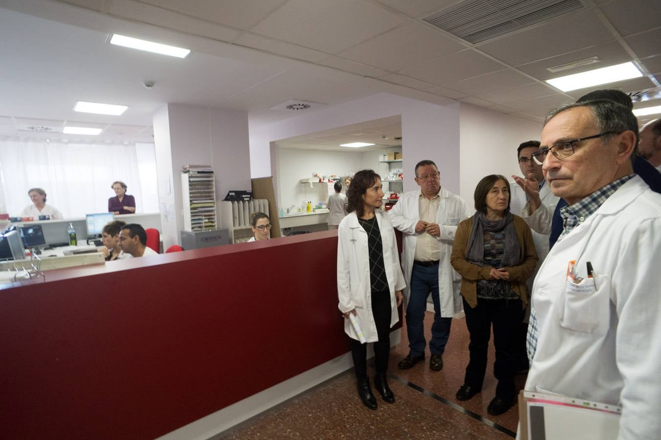 La secretaria autonómica, Dolores Salas, visita el Hospital de la Vega Baja por la ampliación de Urgencias