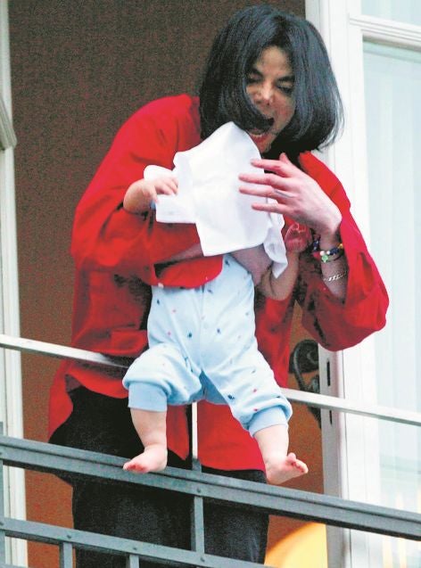 «Un terrible error». Michael Jackson admitio su desatino después de mostrar por la ventana del Hotel Adlond de Berlín a uno de sus hijos.