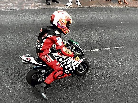 Niños intrépidos. Los grandes campeones del circuito se subieron a una moto al poco de empezar a andar. Jorge Lorenzo lo hizo con 3 años, en una que le fabricó su padre.