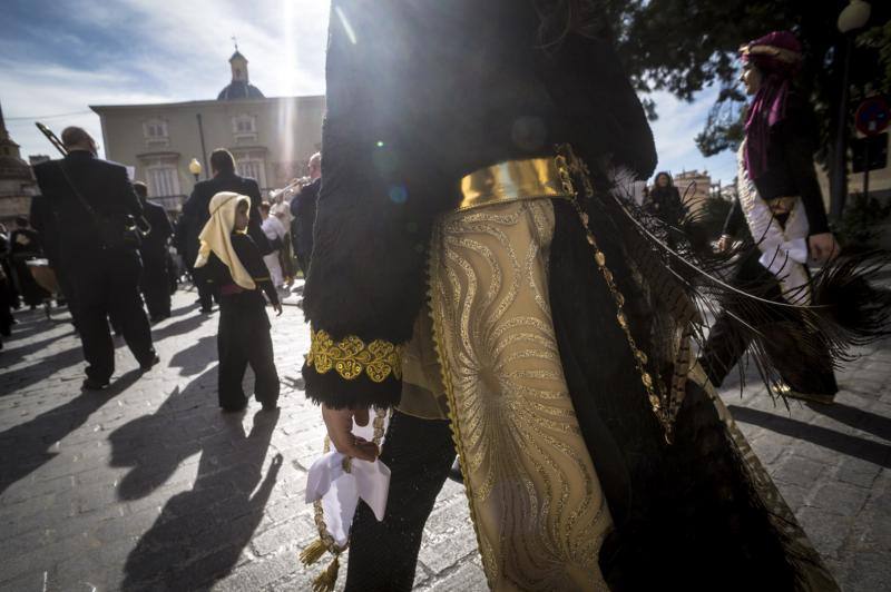 Las comparsas moras y cristianas llenan las calles de música y colorido en el desfile de Medio Año en Orihuela