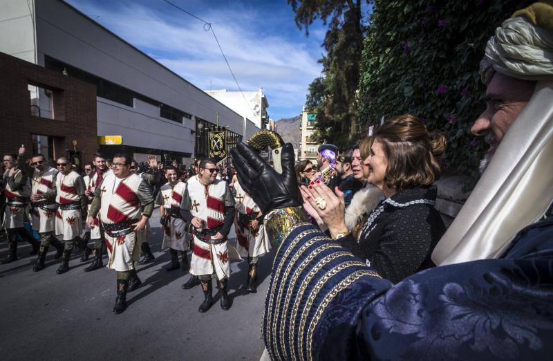 Las comparsas moras y cristianas llenan las calles de música y colorido en el desfile de Medio Año en Orihuela