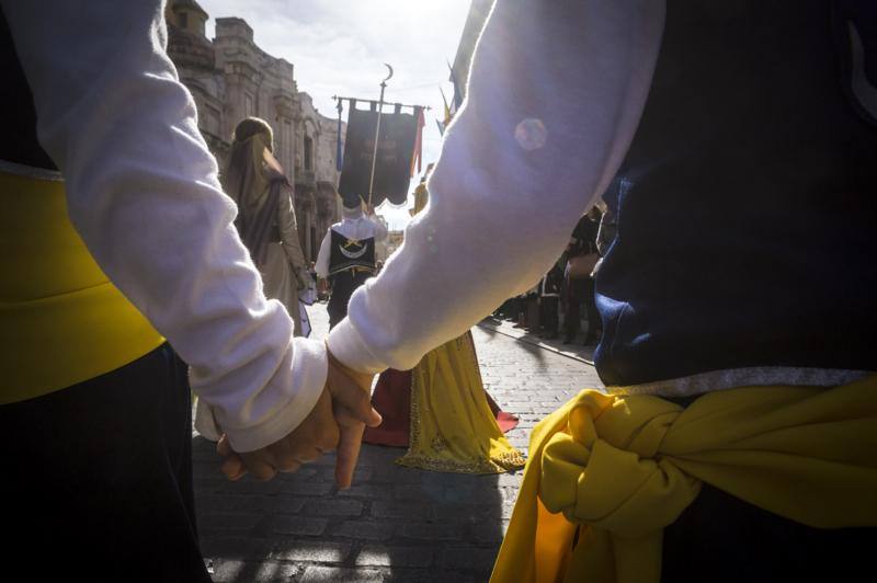 Las comparsas moras y cristianas llenan las calles de música y colorido en el desfile de Medio Año en Orihuela