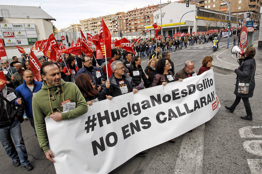 Los sindicatos y los partidos de izquierda piden que &quot;la huelga no sea delito&quot;