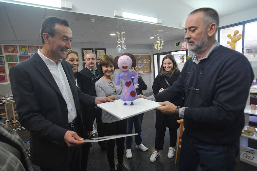 Carlos González visita el centro ocupacional en Altabix