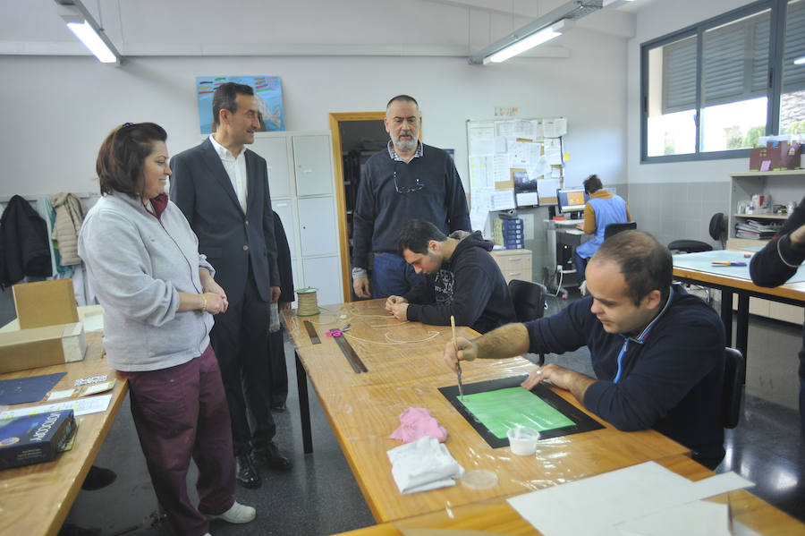 Carlos González visita el centro ocupacional en Altabix