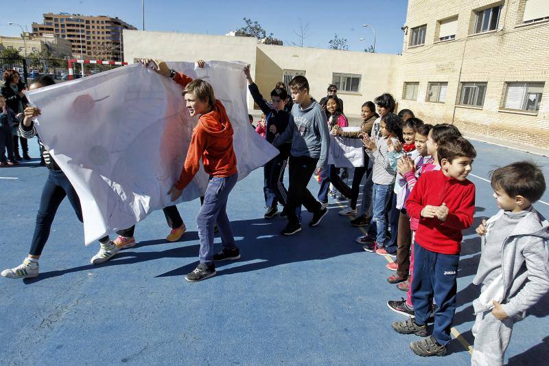 Alumnos del colegio José Carlos Aguilera de Alicante participan en una iniciativa para apoyar a los con cáncer