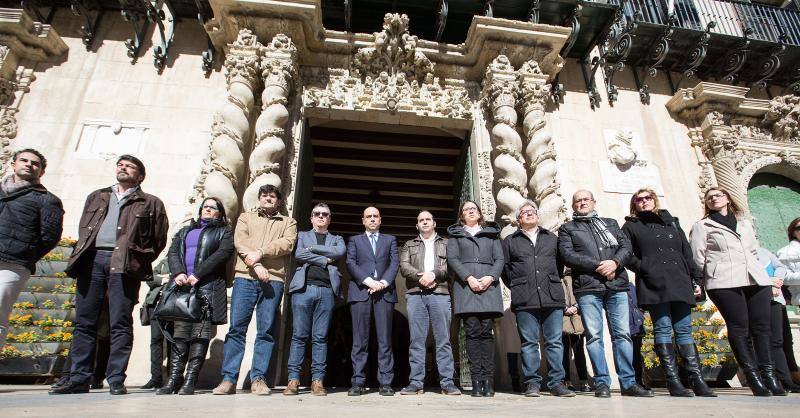 Minuto de silencio en el Ayuntamiento de Alicante por la última víctima de violencia de género