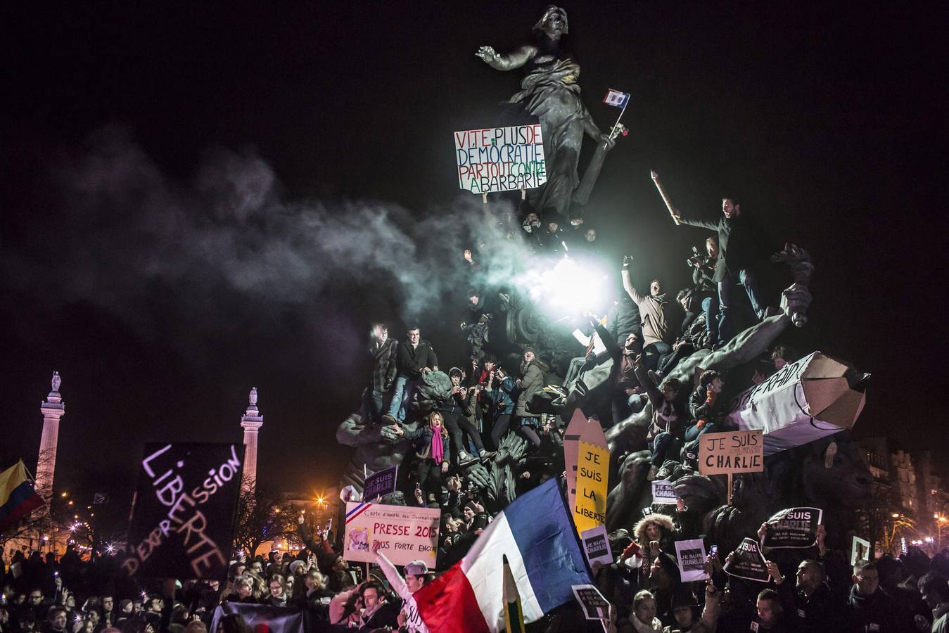 Segundo premio de la categoría individual de Temas de Actualidad, tomada por el fotógrafo francés, Corentin Fohlen del Stern y Paris Match. La fotografía muestra a un grupo de personas participando en una manifestación antiterrorista organizada tras los atentados a la revista satírica Charlie Hebdo, en París (Francia) el 11 de enero de 2015.