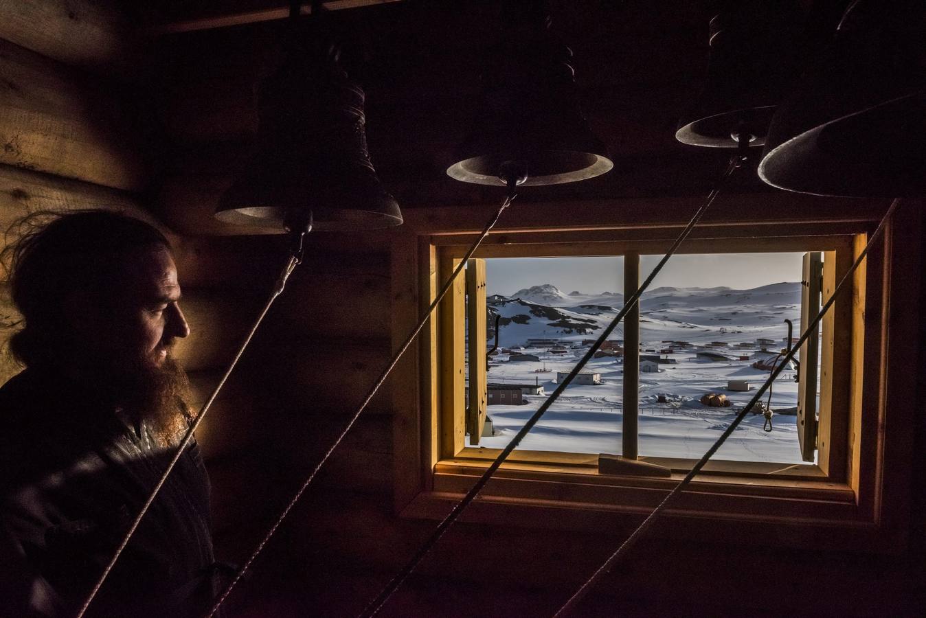 Fotografía de la serie ganadora del primer premio en la categoría Vida cotidiana, tomada para el New York Times. La fotografía muestra al padre Benjam Maltzev en la base Bellingshausen, en la isla Rey Jorge, Islas Shetland del Sur, Antártica, el 3 de diciembre de 2015.