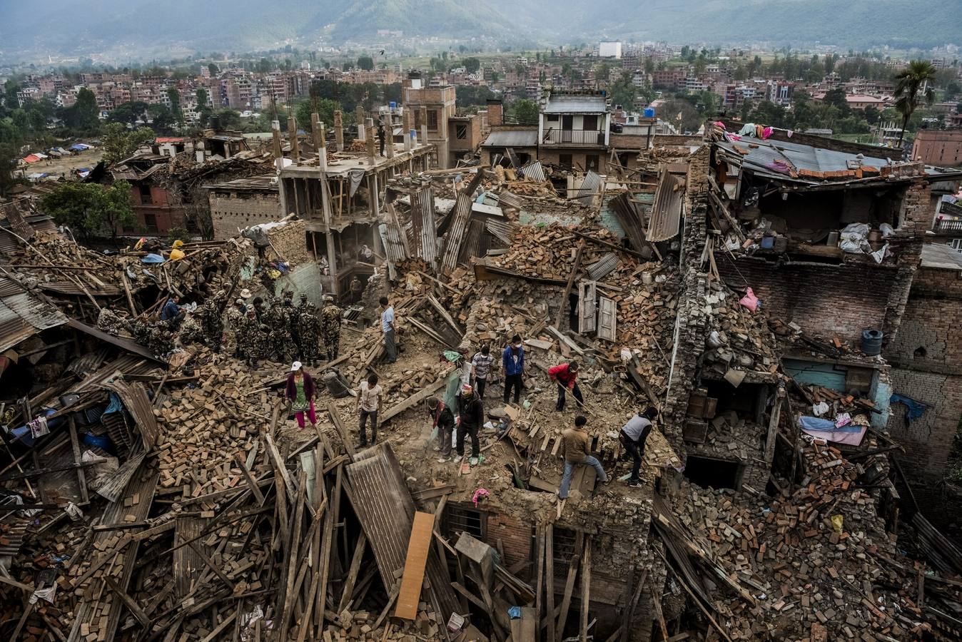 Foto de la serie del tercer premio en "Historias" de la categoría de noticias de actualidad de la 59 edición del World Press Photo, tomada por el fotógrafo australiano del New York Times Daniel Berehulak. La fotografía muestra varias piras funerarias de las vícitmas del terremoto de Nepal, que dejó más de 8.000 muertos, ardiendo en el templo de Pashupatinath, en Katmandú (Nepal) el 8 de abril de 2015.