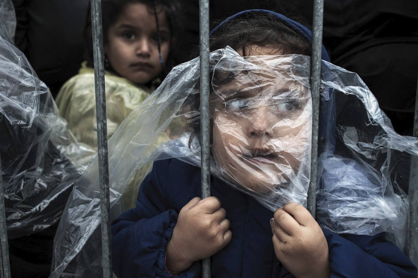 Imagen captada por el esloveno Matic Zorman que ha sido galardonada con el primer premio People (Gente), en la categoría individual. La fotografía muestra a una niña cubierta con un chubasquero mientras espera para su registro en un centro para refugiados en Presevo, Serbia, el 7 de octubre de 2015.