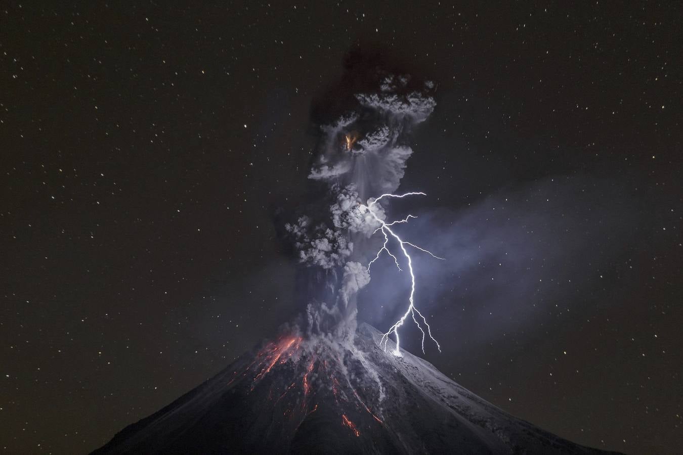 Fotografía del mexicano Sergio Tapiro galardonada con el tercer premio Nature (Naturaleza), en la categoría individual. La fotografía muestra el momento en el que un rayo impacta contra el volcán Colima en México, el 13 de diciembre de 2015.