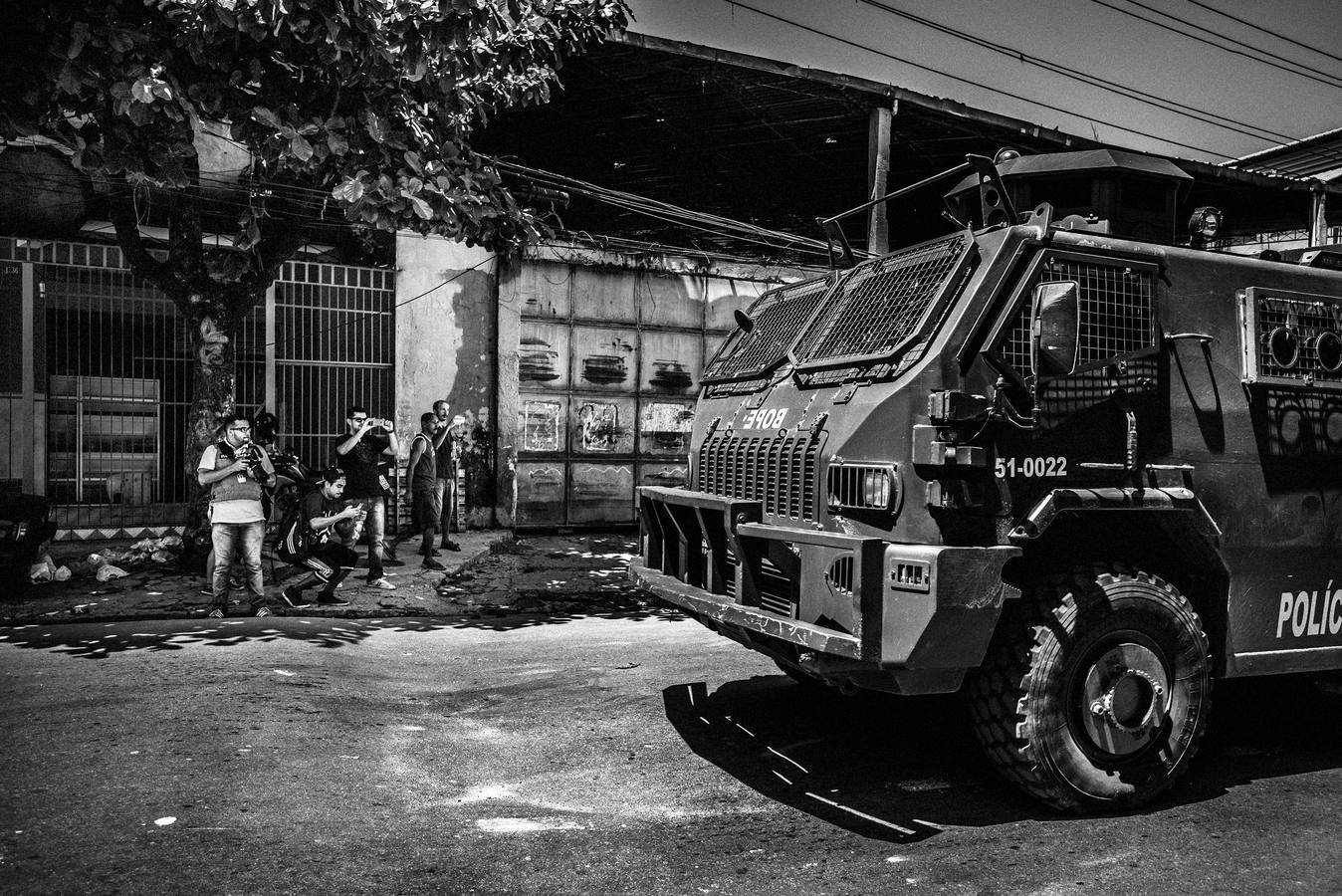 Una fotografía de la serie ganadora del tercer premio en Historias de vida cotidiana tomada por Sebastian Liste. Muestra a miembros del colectivo Papo Reto tomando fotografías y vídeos de un tanque de las Fuerzas Especiales (BOPE) en las calles de Vila Aliança, una favela cerca del Complejo do Alemao en Río de Janeiro (Brasil) en febrero de 2015, después de que un policía matase a Diego da Costa Algavez, un joven de 22 años conductor de una mototaxi. Vehículos armados de la policía invadieron las calles después del suceso para evitar represalias de la población y bandas.