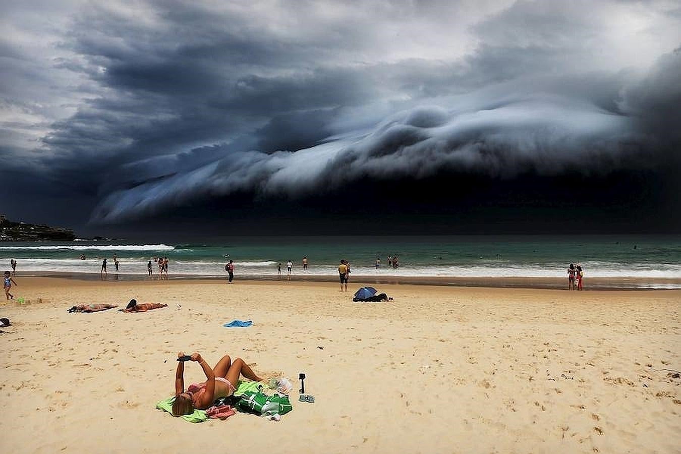 Primer premio en la categoría Naturaleza. Una espectacular tormenta frente a la playa de Bondi.