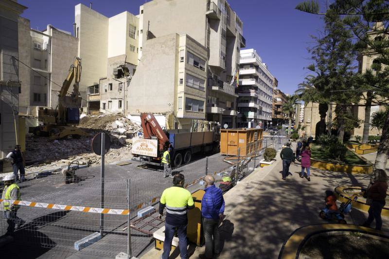 Comienza el derribo de las antiguas casas de los curas para ampliar el Ayuntamiento