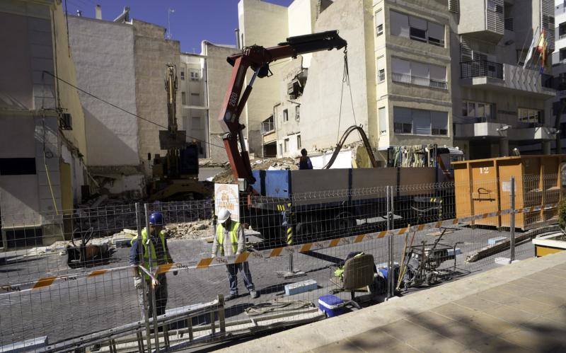 Comienza el derribo de las antiguas casas de los curas para ampliar el Ayuntamiento