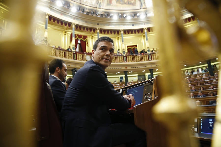 El secretario general del PSOE, minutos antes de iniciar su discurso en el debate de investidura en el Congreso de los Diputados.