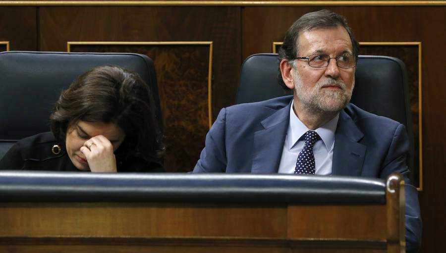 El presidente del Gobierno, Mariano Rajoy y la vicepresidenta, Soraya Sáenz de Santamaría, durante la intervención de Sánchez en el Congreso.