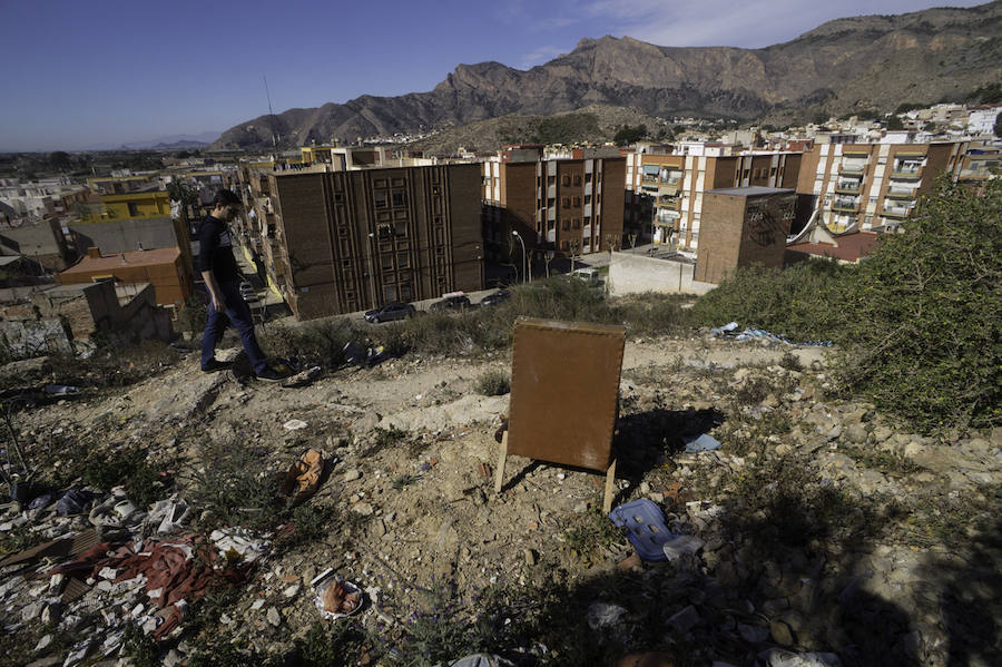 Acumulación de basura en la trasera de la Ermita de San Antonio de Capuchinos