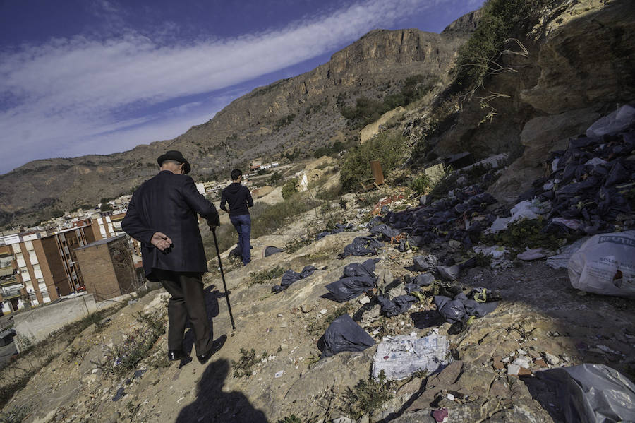 Acumulación de basura en la trasera de la Ermita de San Antonio de Capuchinos