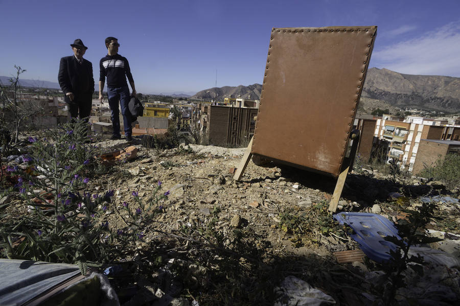 Acumulación de basura en la trasera de la Ermita de San Antonio de Capuchinos