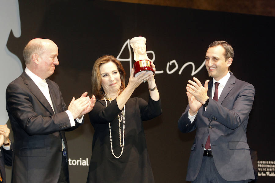 &#039;Dispara a la luna&#039; de Reyes Calderón, Premio Azorín 2016