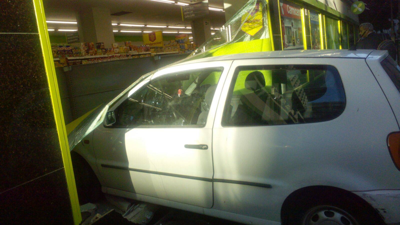 Las imágenes del coche empotrado en Valencia