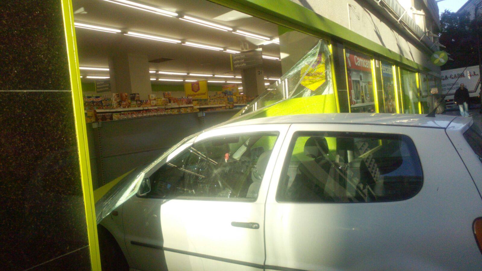 Las imágenes del coche empotrado en Valencia