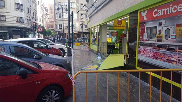 Las imágenes del coche empotrado en Valencia