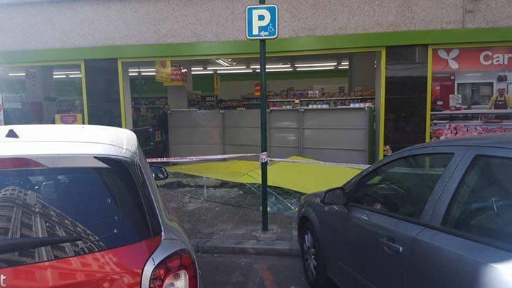 Las imágenes del coche empotrado en Valencia