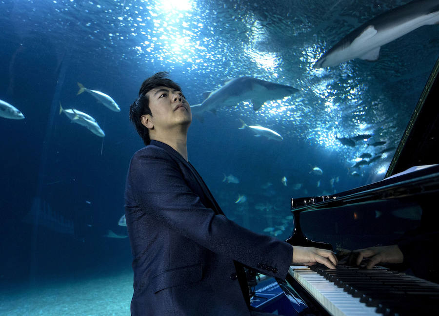 Lang Lang, en el túnel de los tiburones del Oceanogràfic