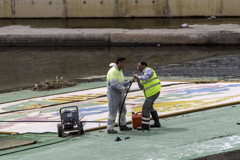 Medio Ambiente limpia el cauce urbano del río Segura ante la inacción de la Confederación