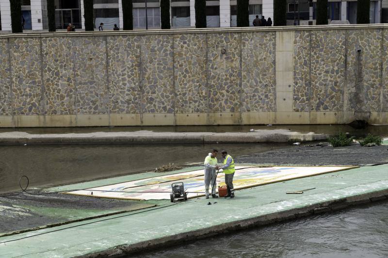 Medio Ambiente limpia el cauce urbano del río Segura ante la inacción de la Confederación