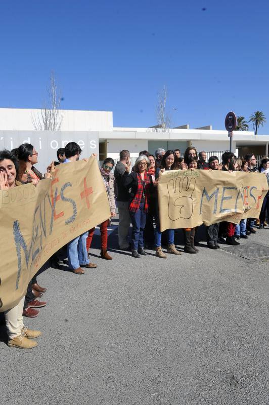 Protestas de profesores en las escuelas de idiomas de Alicante y Elche