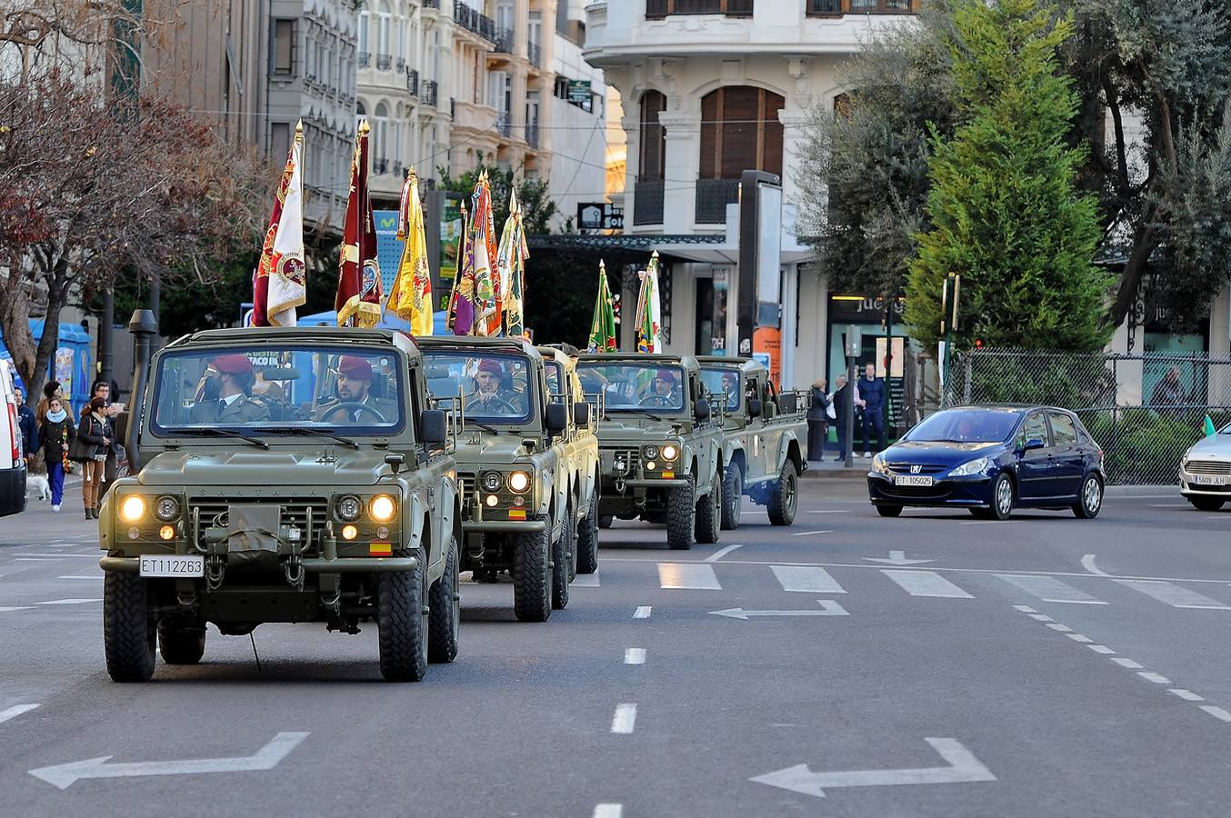 El homenaje de las Fuerzas Armadas a las falleras mayores, en imágenes