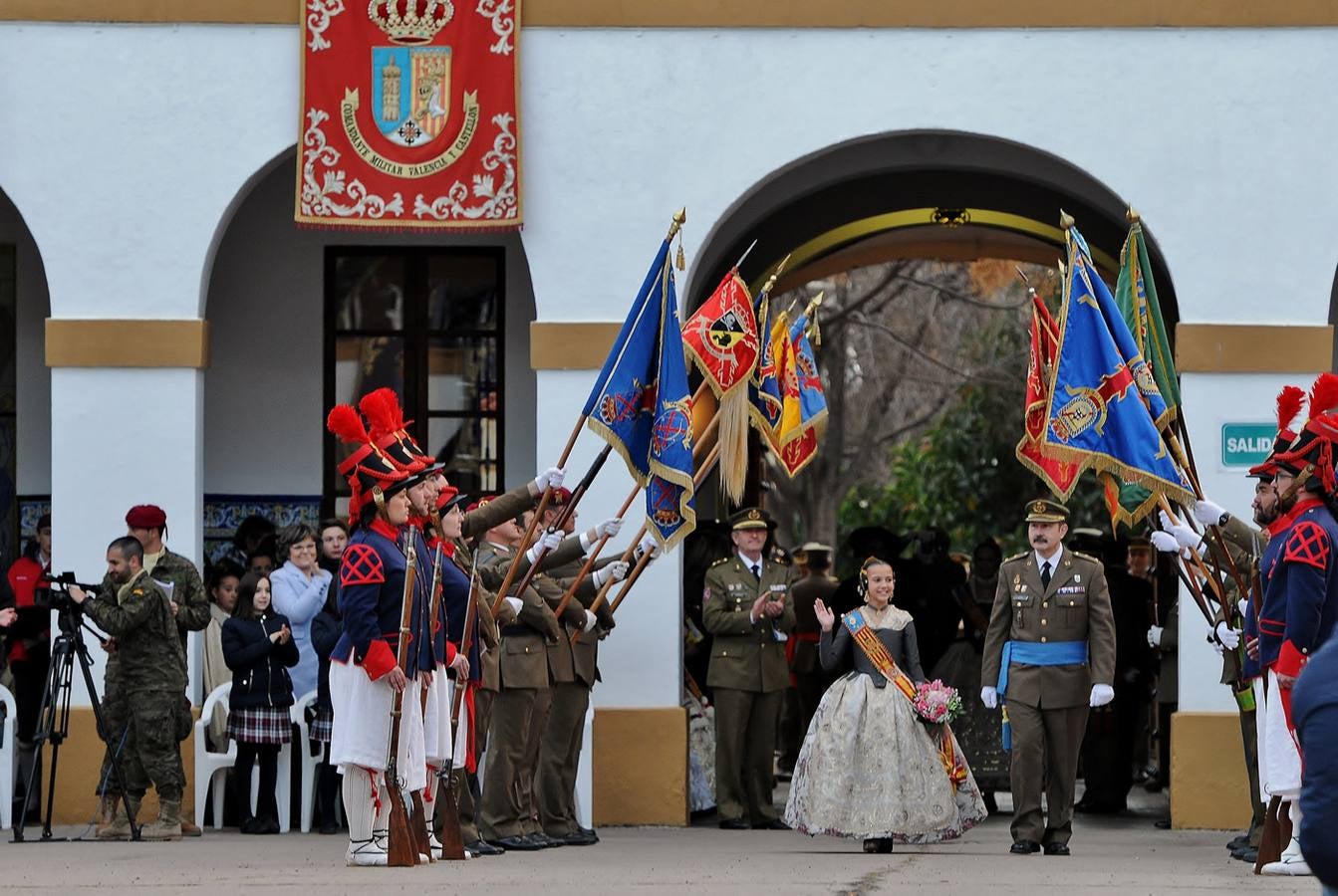 El homenaje de las Fuerzas Armadas a las falleras mayores, en imágenes