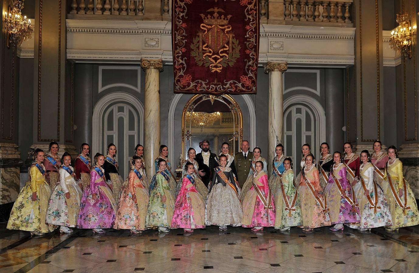 El homenaje de las Fuerzas Armadas a las falleras mayores, en imágenes