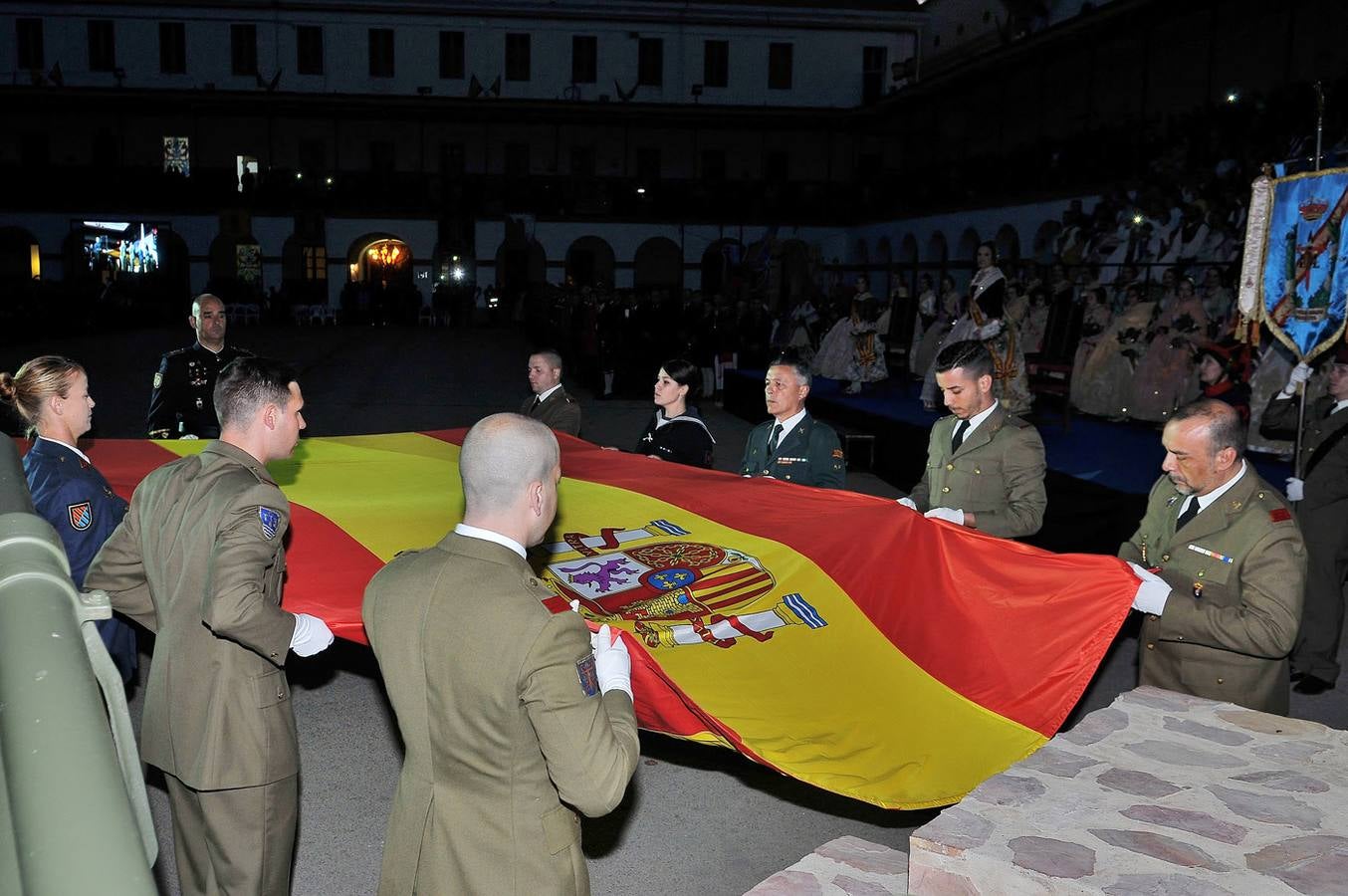 El homenaje de las Fuerzas Armadas a las falleras mayores, en imágenes