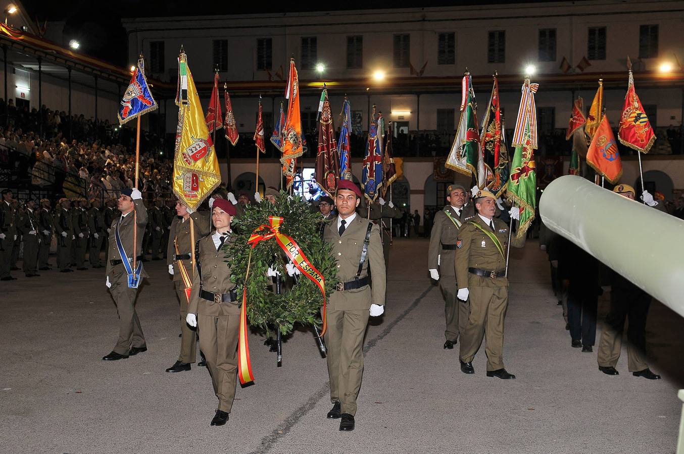 El homenaje de las Fuerzas Armadas a las falleras mayores, en imágenes